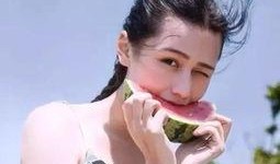 娱乐吃瓜酱女孩子洗衣服