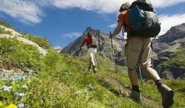 娱乐吃瓜酱老人徒步,探寻老人徒步的乐趣与人生哲学